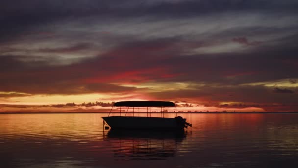 Tropical video malam dengan dermaga dan laut tenang. Siluet perahu di laut — Stok Video