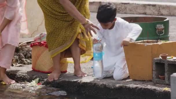 Mauritius, Ganga Talao, 18 januari 2022: Indiase families in traditionele kleren kwamen naar het heilige meer Ganga Talao om rituelen uit te voeren en te buigen voor de god Shiva. — Stockvideo