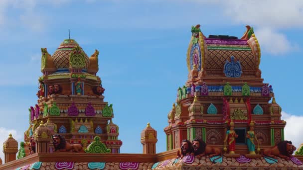 Mauritius, Ganga Talao, 2022. január 18.: Indiai építészet. Kilátás az Indiai Templomra Mauritiuson. Mozgó felhők a háttérben — Stock videók