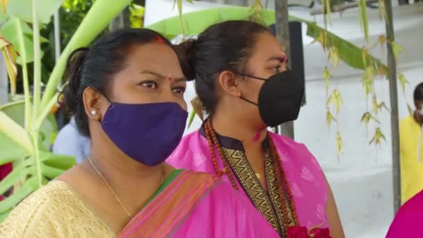 Mauritius, Ganga Talao, 18 stycznia 2022 r.: Hinduska kobieta w tradycyjnej sukience indyjskiej, której twarz pokryta jest maską, covid — Wideo stockowe