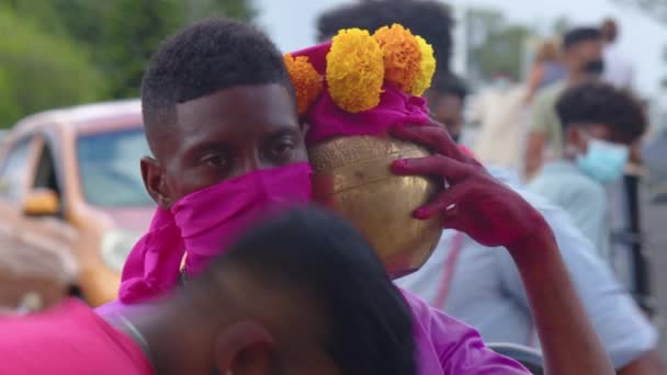 Маврикий, Ола Талао, 18 января 2022 года: Блэкман в традиционной индийской одежде, лицо которого закрыто маской — стоковое видео