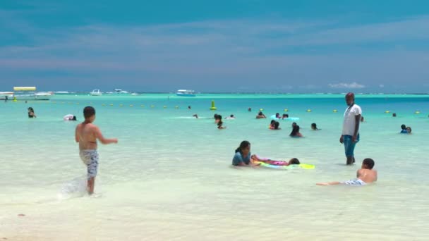Mauritius, Blue Bay Beach, 18 gennaio 2022: Famiglia indiana felice che nuota nell'oceano caldo con acqua blu. Persone di aspetto indiano trascorrono i loro fine settimana sulla spiaggia con i loro figli — Video Stock