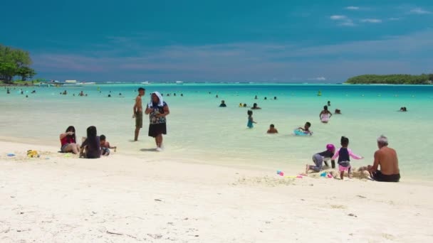 Mauritius, Blue Bay Beach, 18 gennaio 2022: Famiglia indiana felice che nuota nell'oceano caldo con acqua blu. Persone di aspetto indiano trascorrono i loro fine settimana sulla spiaggia con i loro figli — Video Stock