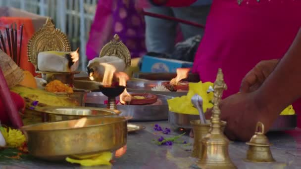 Gros plan sur les rituels et l'adoration des dieux. Culture indienne — Video