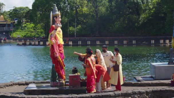 Mauricio, Ganga Talao, 18 de enero de 2022: Familias indias vestidas con ropa tradicional llegaron al lago sagrado Ganga Talao para realizar rituales e inclinarse ante el dios Shiva. — Vídeo de stock