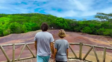 Aile ünlü yere hayrandır. Yedi renkli dünya. Mauritius Adası 'nda büyük bir turistik ilgi alanı haline gelen bir oluşum.