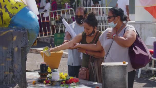 Mauritius, Ganga Talao, 18 januari 2022: Indiase families in traditionele kleren kwamen naar het heilige meer Ganga Talao om rituelen uit te voeren en te buigen voor de god Shiva. — Stockvideo