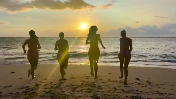 4人の女の子が走り、一緒にビーチでゆっくりと動き、ビーチで休暇中の幸せな女の子 — ストック動画