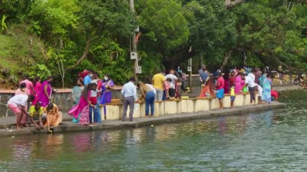 Mauritius, Ganga Talao, 18. Januar 2022: Indische Familien in traditioneller Kleidung kamen an den heiligen See Ganga Talao, um Rituale durchzuführen und sich vor dem Gott Shiva zu verneigen.. — Stockvideo