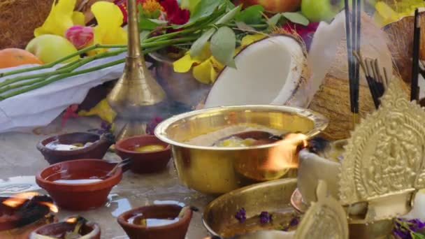 Cercanía de rituales y adoración a los dioses. Cultura india — Vídeo de stock