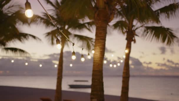 Romantische bruiloft setup aan het strand bij zonsondergang — Stockvideo
