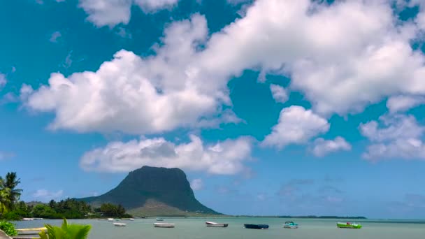 Een timelapse shot van wolken, zee en bergen, Mauritius — Stockvideo