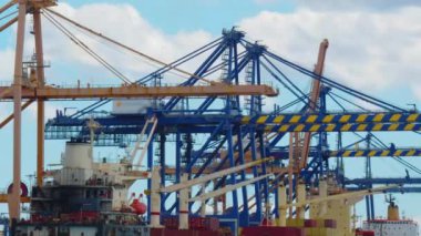 Zaman aşımı. İhracat ticaret lojistiği ithalatında Crane konteynırları taşıyan uluslararası liman.