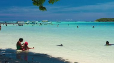 Mauritius, Blue Bay Sahili, 18 Ocak 2022 Hint mutlu ailesi sıcak okyanusta mavi suyla yüzüyor. Hint görünümlü insanlar hafta sonlarını çocuklarıyla plajda geçirirler.