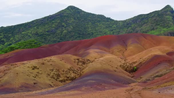 Sju färgade jordar. En formation i naturen som har blivit en stor turistattraktion på ön Mauritius — Stockvideo
