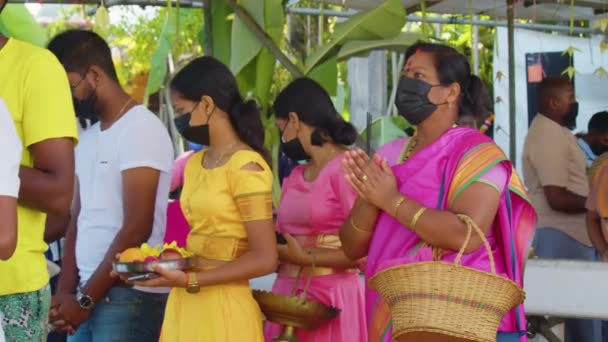 Maurício, Ganga Talao, 18 de janeiro de 2022: Famílias indianas em roupas tradicionais vieram ao lago sagrado Ganga Talao para realizar rituais e se curvar aos deuses — Vídeo de Stock