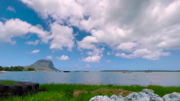 Een timelapse shot van wolken, zee en bergen, Mauritius — Stockvideo