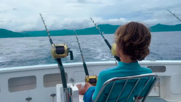 Een visser op een motorboot vangt een grote vis van marlijn en tonijn. Big game vissen rollen en staven rollen en staven — Stockvideo