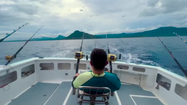 Um pescador em uma lancha pega um grande peixe de marlim e atum. Carretéis e hastes de pesca grande jogo carretéis e hastes — Vídeo de Stock