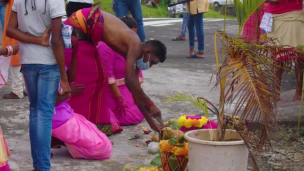 Maurice, Ganga Talao, 18 janvier 2022 : Des familles indiennes en vêtements traditionnels sont venues au lac sacré Ganga Talao pour accomplir des rituels et s'incliner devant le dieu Shiva. — Video