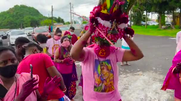 Mauritius, Ganga Talao, 18 stycznia 2022 r.: Indyjskie rodziny w tradycyjnych ubraniach przybyły nad święte jezioro Ganga Talao, aby odprawiać rytuały i kłaniać się bogom — Wideo stockowe