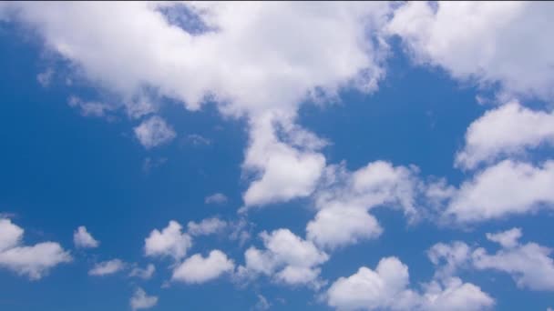 6K Time lapse, Bellissimi movimenti nuvole bianche su sfondo cielo blu. filmato soffice soffice bianco nuvole cielo blu. — Video Stock