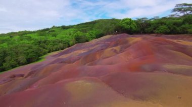 Aile ünlü yere hayrandır. Yedi renkli dünya. Mauritius Adası 'nda büyük bir turistik ilgi alanı haline gelen bir oluşum.