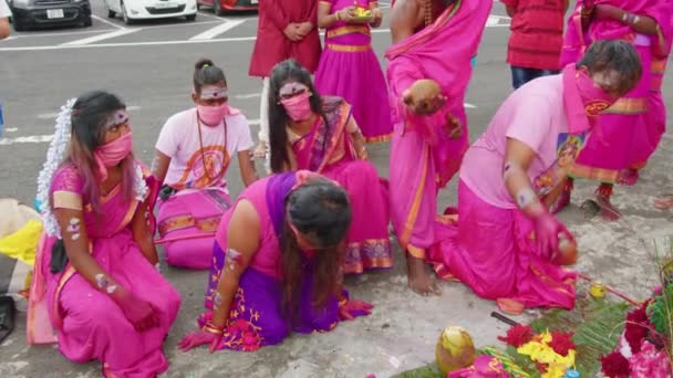 Маврикий, Талао, 18 января 2022 года: индийские семьи в традиционной одежде пришли к священному озеру Талао, чтобы совершить ритуал и поклониться богам — стоковое видео