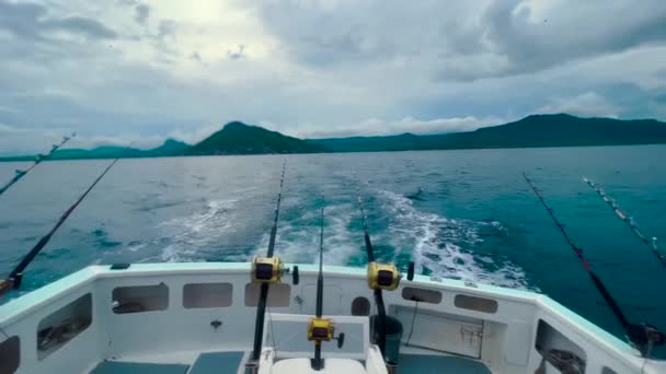 Point of view POV close shot from back of a yacht in deep ocean. Большая катушка для ловли дичи в естественных условиях — стоковое видео