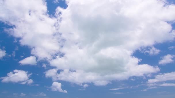6K Časová prodleva, Krásné pohyby bílé mraky na modrém pozadí oblohy. záběry nadýchané bílé mraky modrá obloha. — Stock video