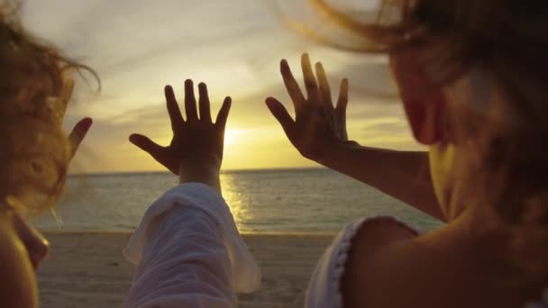 Família feliz. Grupo de pessoas esticar as mãos para o sol. Trabalho de equipa de pessoas ao pôr-do-sol. Conceito de trabalho em equipe familiar. Grupo de pessoas levantar as palmas das mãos para o sol — Vídeo de Stock