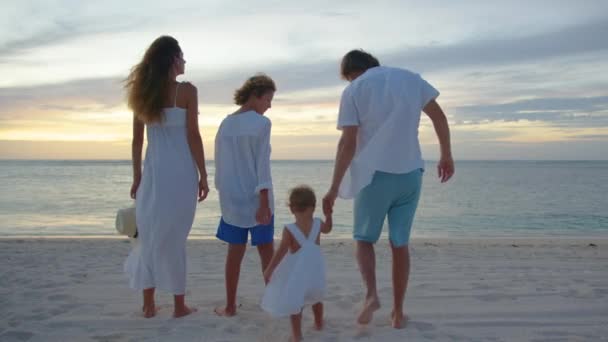 Glückliche große Familie im Badeurlaub. Familie Händchen haltend und gemeinsam am tropischen Strand bei sommerlichem Sonnenuntergang. Familie genießt und hat Spaß im Freien Aktivität Lebensstil — Stockvideo