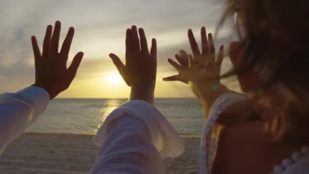 Lycklig familj. En grupp människor sträcker ut sina händer till solen. Lagarbete av människor vid solnedgången. Familjelag. Grupp av människor höjer sina händer till solen — Stockvideo