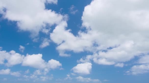 6K Zeitraffer, schöne Bewegungen weiße Wolken auf blauem Himmel Hintergrund. Filmmaterial geschwollenen flauschigen weißen Wolken blauer Himmel. — Stockvideo