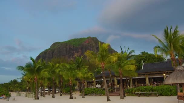 Tijdsverloop. Uitzicht op de bergen vanaf het strand met groene palmbomen. Mauritius — Stockvideo