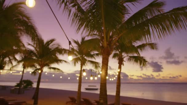 Романтическое свадебное оформление на пляже на закате — стоковое видео