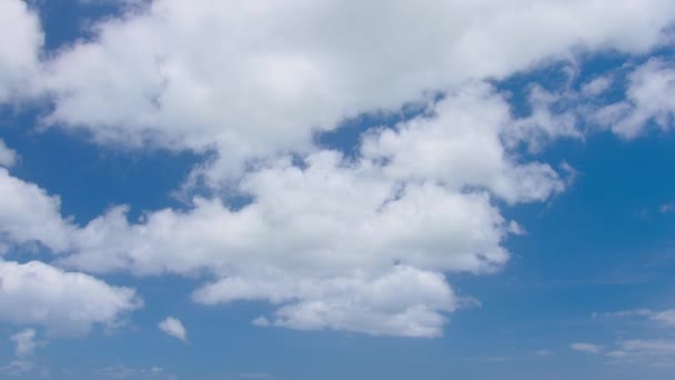 6K zaman atlaması, güzel hareketler mavi gökyüzü arka planında beyaz bulutlar. Görüntüler kabarık beyaz bulutlar mavi gökyüzü. — Stok video