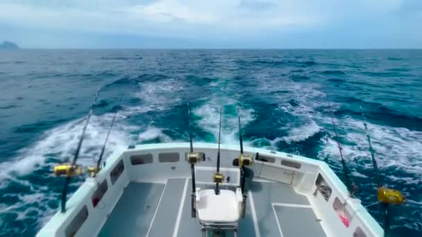 Ponto de vista POV tiro de perto de volta de um iate em oceano profundo. — Vídeo de Stock