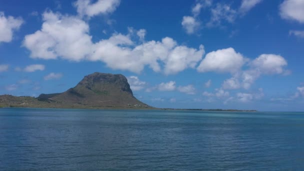 Vista desde la altura de la playa de Le Morne en la isla de Mauricio en el Océano Índico. — Vídeo de stock