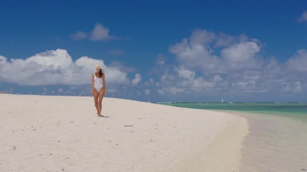 Lekfull bekymmerslös flicka promenader i bikini på vit strand, livsstil, nöje, resort, resor, sommarsemester, vit baddräkt, hav, strand — Stockvideo