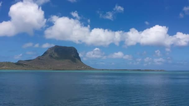 インド洋のモーリシャス島のLe Morneのビーチの高さからの眺め。タイムラプス — ストック動画