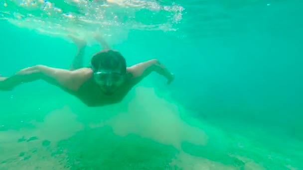 Az ember víz alatt úszik az Indiai-óceánon, lassítva. Üdülési koncepció — Stock videók