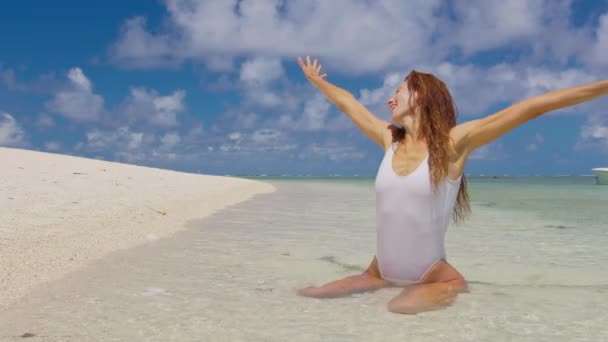 Boldog nő élvezi a nyaralását az Indiai-óceánon, Mauritius. Csinos fiatal mezítlábas nő szórakozik a strandon — Stock videók