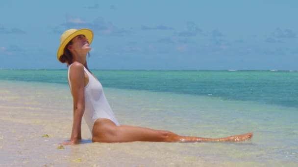Ung kvinna i vit bikini som uppnår sina drömmar om paradisön semester — Stockvideo