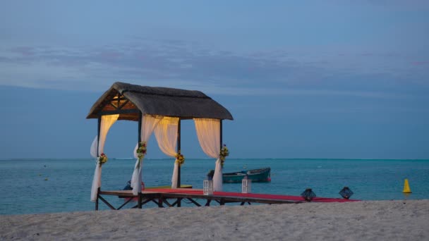 Pantai pernikahan disiapkan untuk tepi laut. Lengkungan pernikahan di pantai Samudera Hindia dihiasi dengan bunga. Konsep Liburan. Pola pernikahan pulau pada saat matahari terbenam — Stok Video