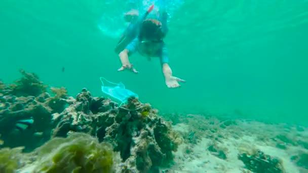水中マスクの少年が汚染から海底をきれいにします。自然保護の概念. — ストック動画