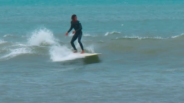 Tamarin, Mauritius, 22 febbraio 2022: Un surfista cavalca su un longboard lungo un'onda. — Video Stock