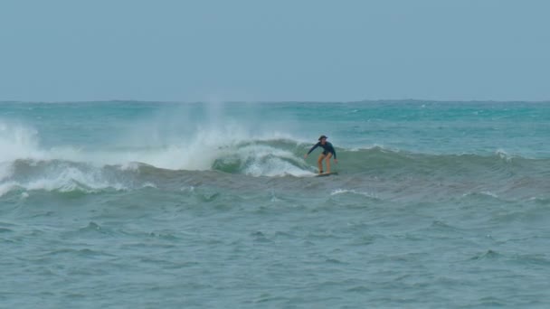 一个长发的年轻人在毛里求斯的冲浪地点乘着海浪 — 图库视频影像