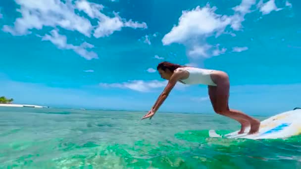 Menina bonita em branco mergulho maiô subaquático no oceano Índico. Movimento lento — Vídeo de Stock