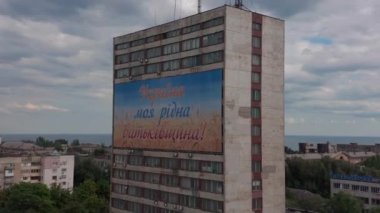 Mariupol, Ukrayna, 30 Eylül 2021: Rusya ile savaştan önce Mariupol. Donetsk bölgesindeki Ukrayna şehri. Şehir manzarasının havadan görünüşü. Şehir merkezinde.
